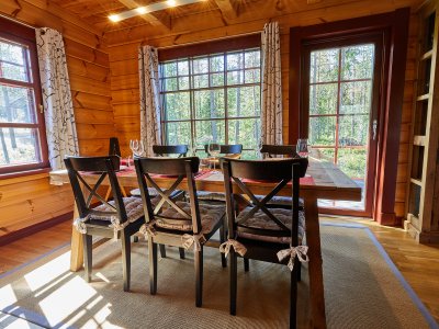 Salle à manger avec vue sur la forêt
