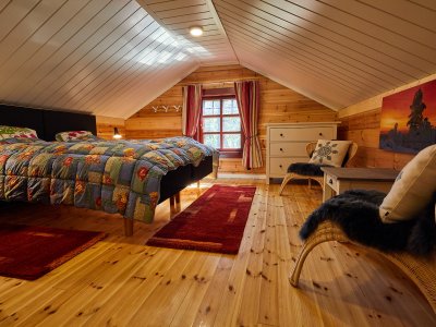 Un loft bien aménagé avec lit double