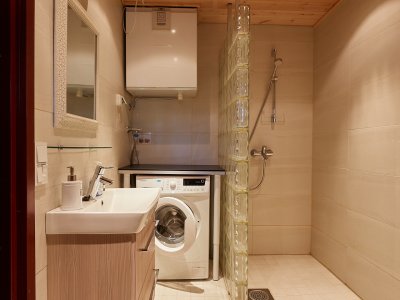 Douche et coin buanderie