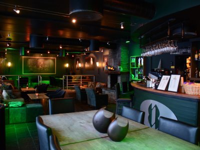 Gemütliche Bar mit Kamin