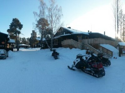Parking pour motoneige devant le chalet