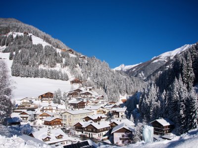 Petit village typique niché au creux d'une vallée