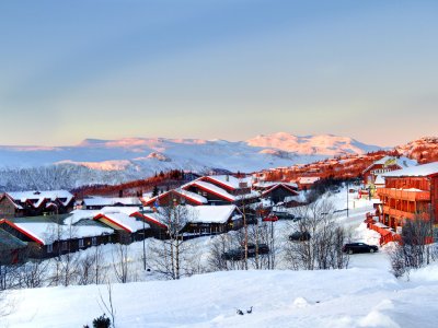 Traditionelles Dorf im Abendlicht