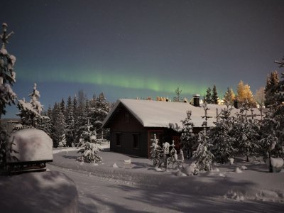Aurore boréale au-dessus du chalet