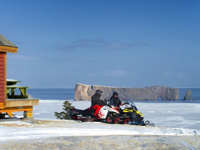 Le Rocher Percé n'est pas encore pris dans la glace