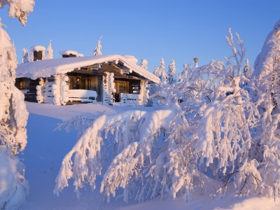 Iso Syöte Kelo tief verschneit im Wintermantel