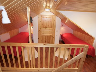 Le loft aménagé avec deux lits