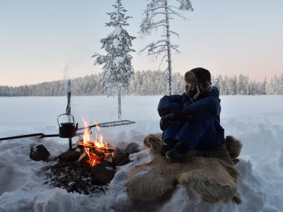 Wärmen am Lagerfeuer