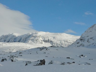 Les montagnes se découpent dans un ciel bleu...