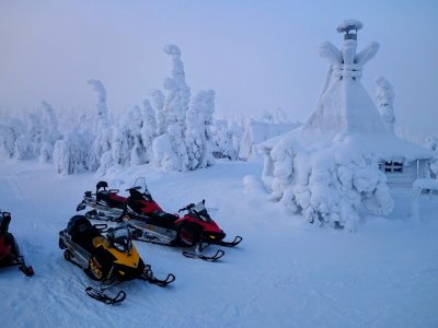 Motorschlittensafari in Ruka: Startbereit
