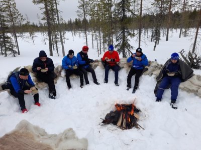Pause de midi autour du feu !