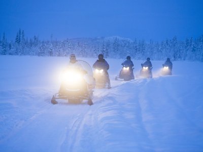 Auf Motorschlitten unterwegs zum ewigen Eis