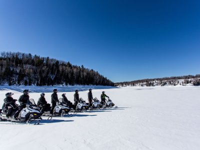 Sous le ciel bleu canadien
