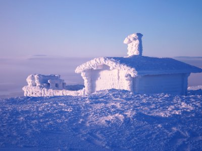 Incrusté dans la neige