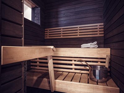 Avec bien évidemment le sauna !