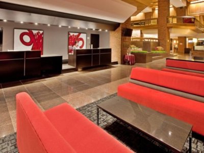 Crown Plaza: lobby