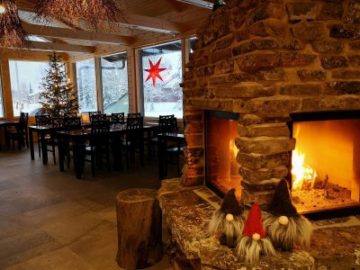 Am wärmenden Kaminfeuer