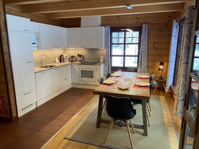 Une cuisine moderne et bien aménagée