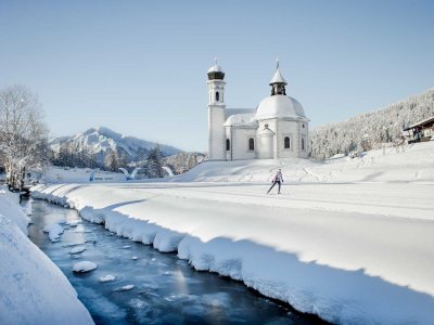 On passe juste à côté de l'église du lac