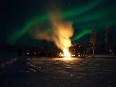 Lagerfeuer am Nordlichthimmel