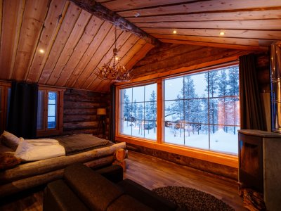 Panorama Log Cabin mit grossen Fenstern