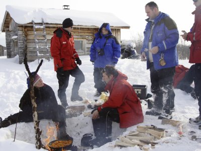 La pause de midi au bord du feu de camp !