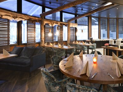 Le restaurant entouré de baies vitrées