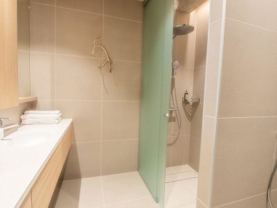 Moderne et grande salle de bain