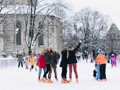 Spass auf Eis mitten in der Stadt