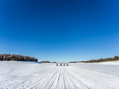 Donner du gaz sur le lac gelé