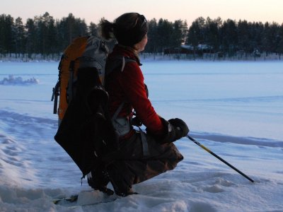 Passage sur un lac gelé en raquettes