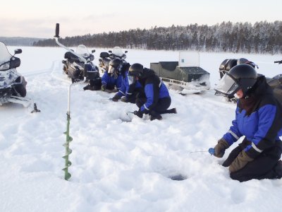Mit den Snowmobiles zum Eisfischen